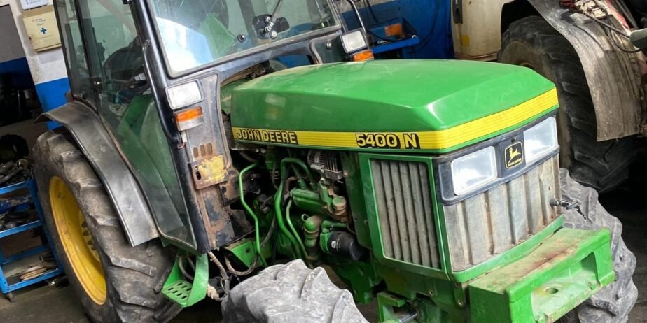 John Deere 5400N